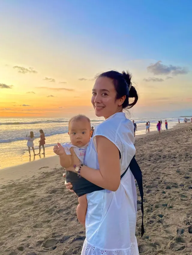 Dea Ananda momong anak (Instagram/dea_ananda)