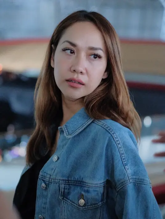 Ketika sedang bersantai, ibu satu anak ini memilih tampil simpel. Meski sederhana, penampilan Bunga Citra Lestari dengan jaket denim tampak modis. Apalagi dengan makeup tipis, memberikan kesan natural look. (Liputan6.com/IG/@bclsinclair)