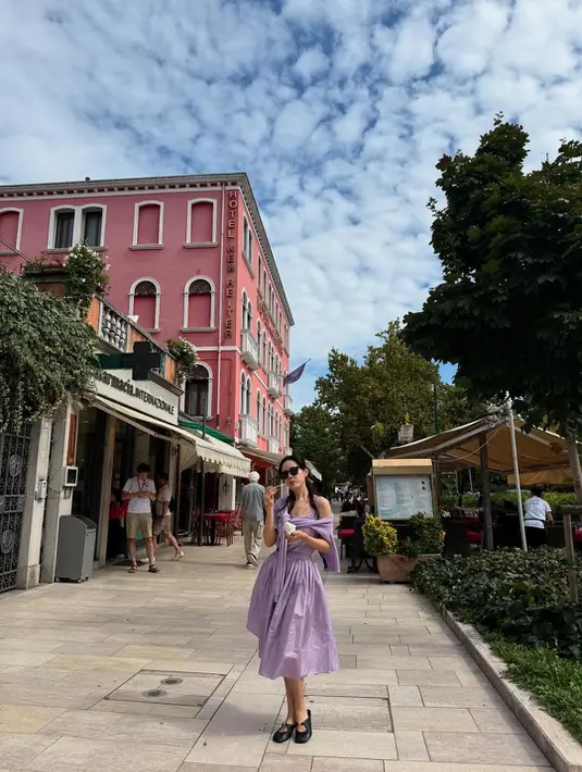 Son Ye Jin nampak kenakan midi dress lilac dan mules hitam yang feminin [@yejinhand]