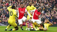Perebutan bola terjadi pada pertandingan antara Arsenal vs Brentford dalam lanjutan Liga Inggris 2021/2022 di Emirates Stadium, Sabtu (19/2/2022) malam WIB. (John Walton/PA via AP)