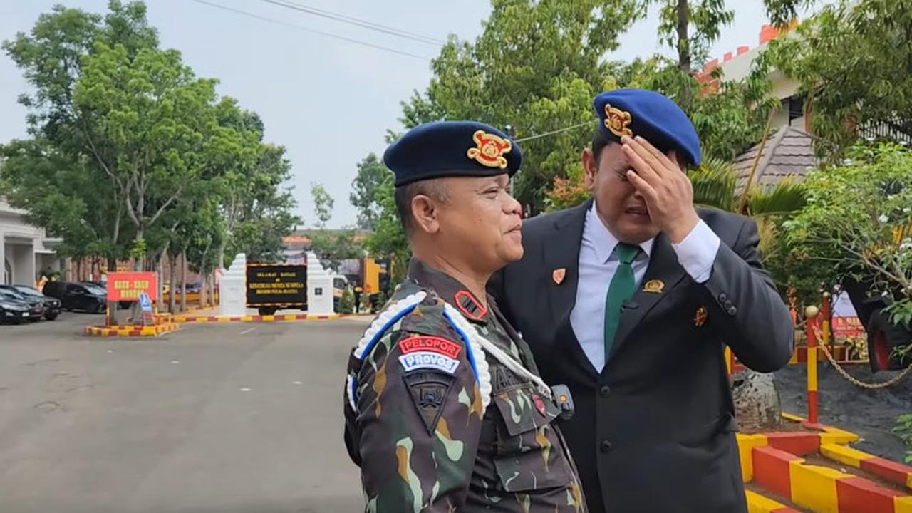 Sukses Jadi Anggota Dewan, Regen Abdul Aris Rangkul Komandan Brimob Sambil Menangis Sesenggukan