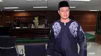 Muhtar Ependy berjalan meninggalkan ruangan sidang di Pengadilan Tipikor, Jakarta, Kamis (5/3/2015). Muhtar divonis 5 tahun penjara dan denda Rp 200 juta subsider 3 bulan kurungan.(Liputan6.com/Faisal R Syam)