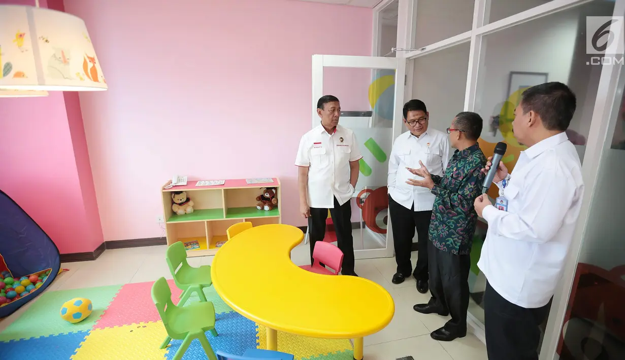 Menko Polhukam Wiranto meninjau ruangan pada peresmian gedung baru Lembaga Perlindungan Saksi dan Korban (LPSK) di Jakarta, Kamis (6/9). Dalam acara itu, Wiranto juga memberikan kompensasi ke korban tindak pidana terorisme. (Liputan6.com/Faizal Fanani)
