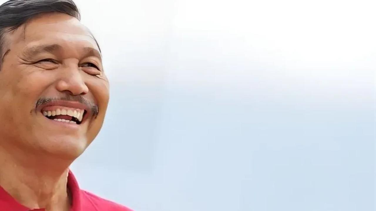 Kesehatan Luhut menurun pada Jumat (6/10). Kondisi itu membuat Luhut menjalani perawatan di Singapura.<br>