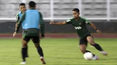 Pemain Timnas Indonesia, Andik Vermansah, menggiring bola saat latihan di Stadion Madya Senayan, Jakarta, Selasa (22/11). Latihan ini persiapan jelang laga Piala AFF 2018 melawan Filipina. (Bola.com/Yoppy Renato)