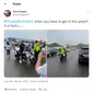 Tangkapan layar cuitan Mark Hughes yang mendokumentasikan aksi Franco Morbidelli saat meminjam motor aparat polisi di Mandalika. (Twitter/markhughesF1)
