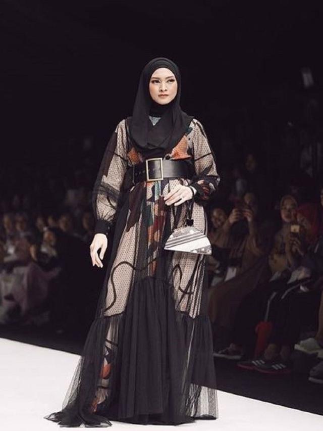 Donita Merasa Jadi Liliput Ketika Show Bersama Model Bertubuh Tinggi