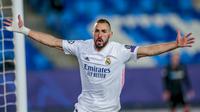 Striker Real Madrid, Karim Benzema, melakukan selebrasi usai mencetak gol ke gawang Borussia Monchengladbach pada laga Liga Champions di Stadion Alfredo Di Stefano, Kamis (10/12/2020). Real Madrid menang dengan skor 2-0. (AP/Bernat Armangue)