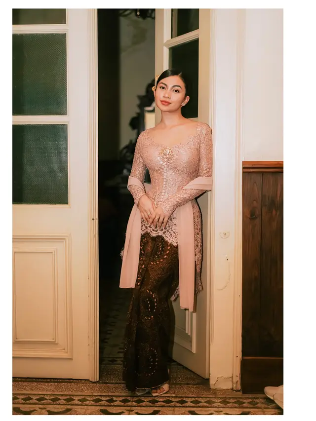 Pesona Ayu Ariel Tatum Jadi Tamu Kondangan di Royal Wedding Mangkunegaran, Pakai Kebaya Rangkai Mawar Rancangan Didiet Maulana