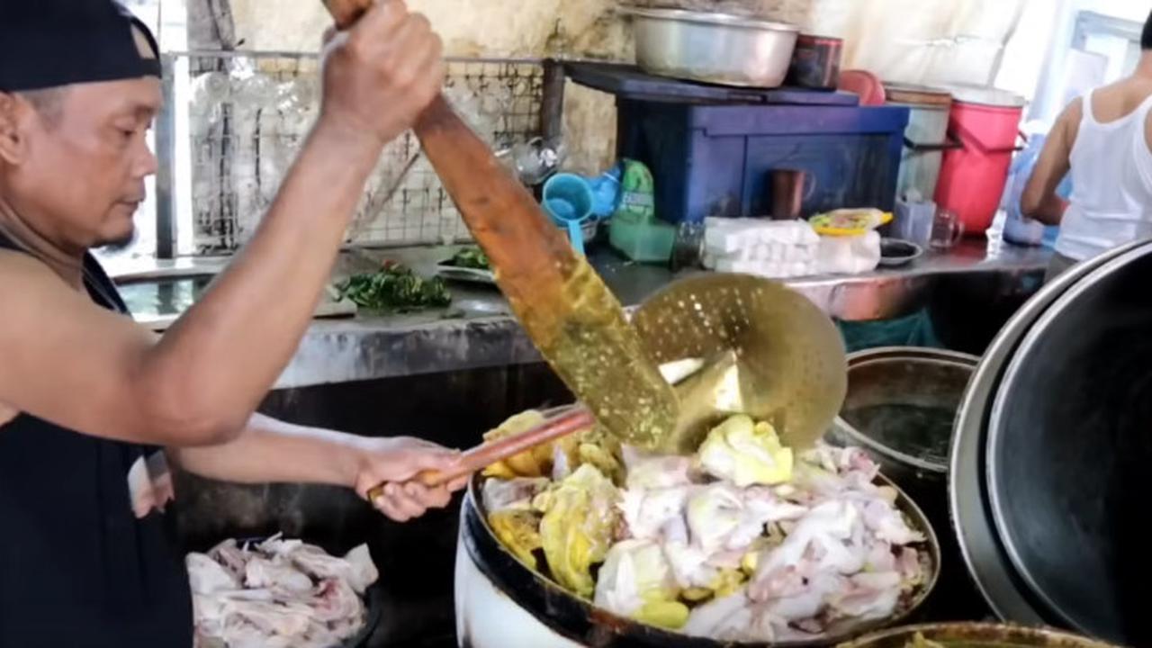 Pria Ini Sukses Jualan Ayam Kampung Goreng dalam Sehari Habiskan 400 Ekor dan Omzet Rp70 Juta