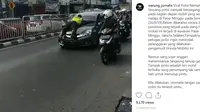 Seorang polisi lalu lintas tersangkut di kap mobil yang tengah melaju. Diduga peristiwa terjadi di kawasan Pasar Minggu, Jakarta Selatan. (Instagram @warung_jurnalis)