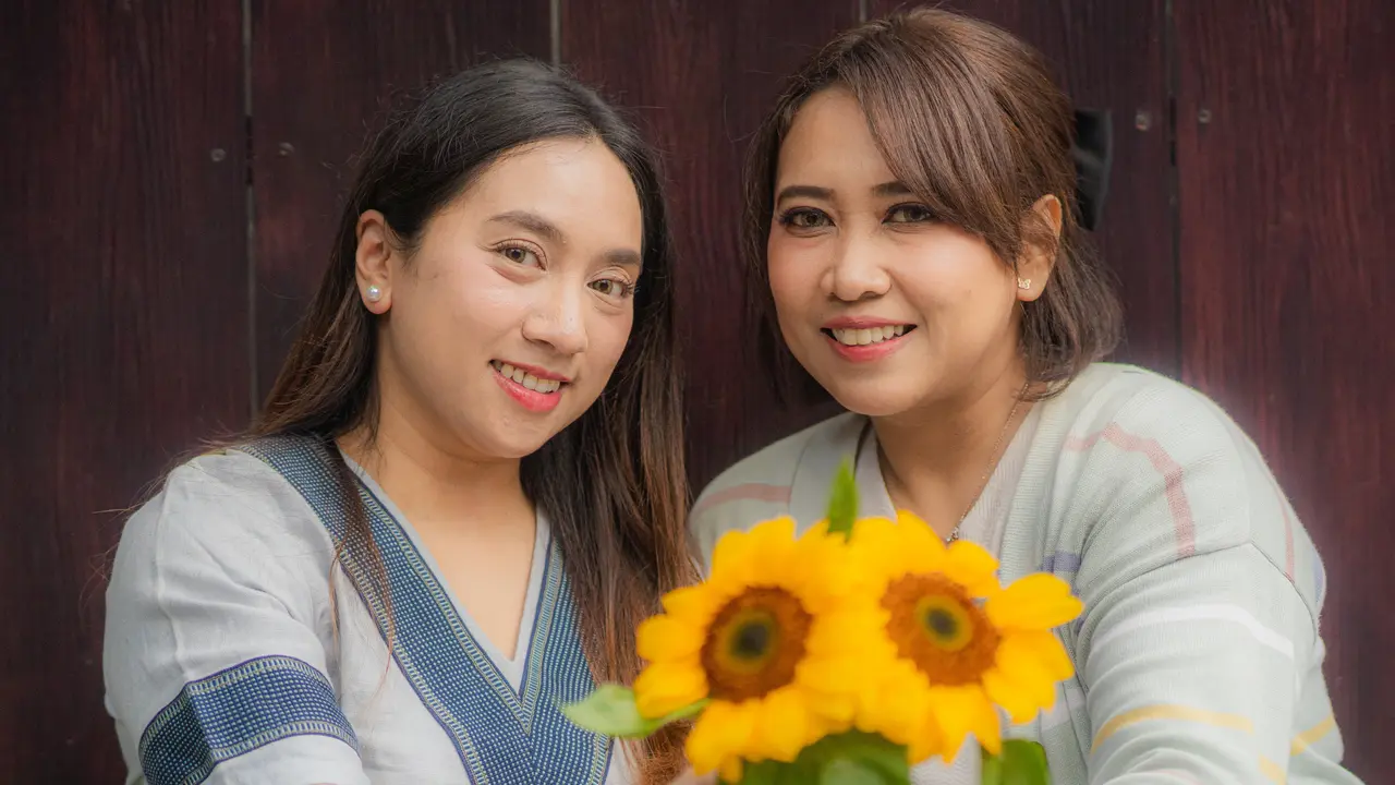 wanita desember dewasa tenang bahagia