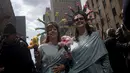 Dua orang wanita mengenakan topi menyerupai patung Liberty saat menghadiri Parade Paskah dan Festival Bonnet di New York City, Minggu (5/6/2015). (Reuters / Eric Thayer)
