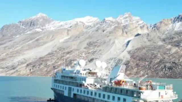 Kapal pesiar mewah karam di Greenland