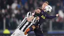 Pemain Juventus, Miralem Pjanic (kiri) berebut bola dengan pemain Tottenham, Christian Eriksen pada laga 16 besar Liga Champions di The Allianz Stadium, Turin, (13/2/2018). Juventus bermain imbang 2-2 dengan Tottenham. (AFP/Marco Bertorello)