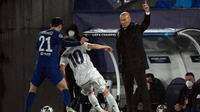 Pelatih Real Madrid, Zinedine Zidane menyaksikan duel antara anak asuhnya Luka Modric melawan pemain Chelsea. (PIERRE-PHILIPPE MARCOU / AFP)