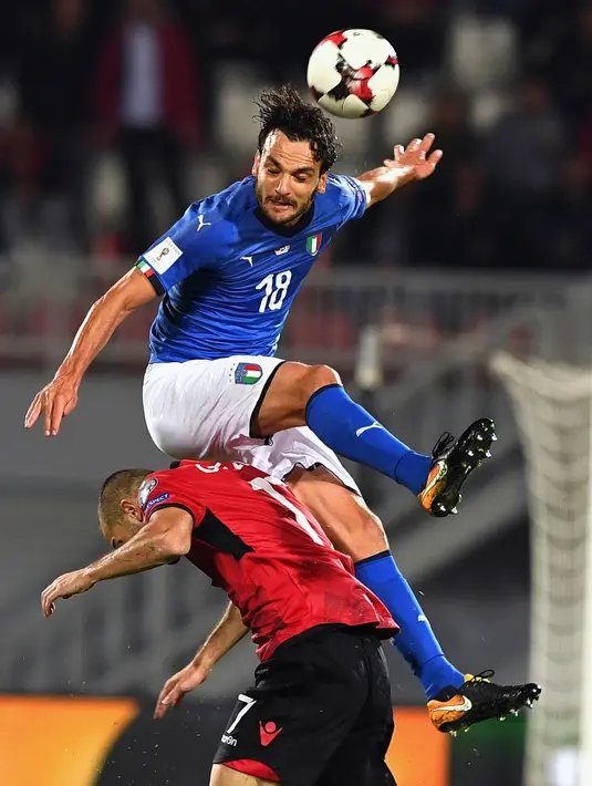 Gelandang Italia, Marco Parolo, duel udara dengan gelandang Albania, Eros Grezda, pada laga kualifikasi Piala Dunia 2018 di Stadion Loro Borici, Senin (9/20/2017). Italia menang 1-0 atas Albania. (AFP/Dimitar Dilkoff)