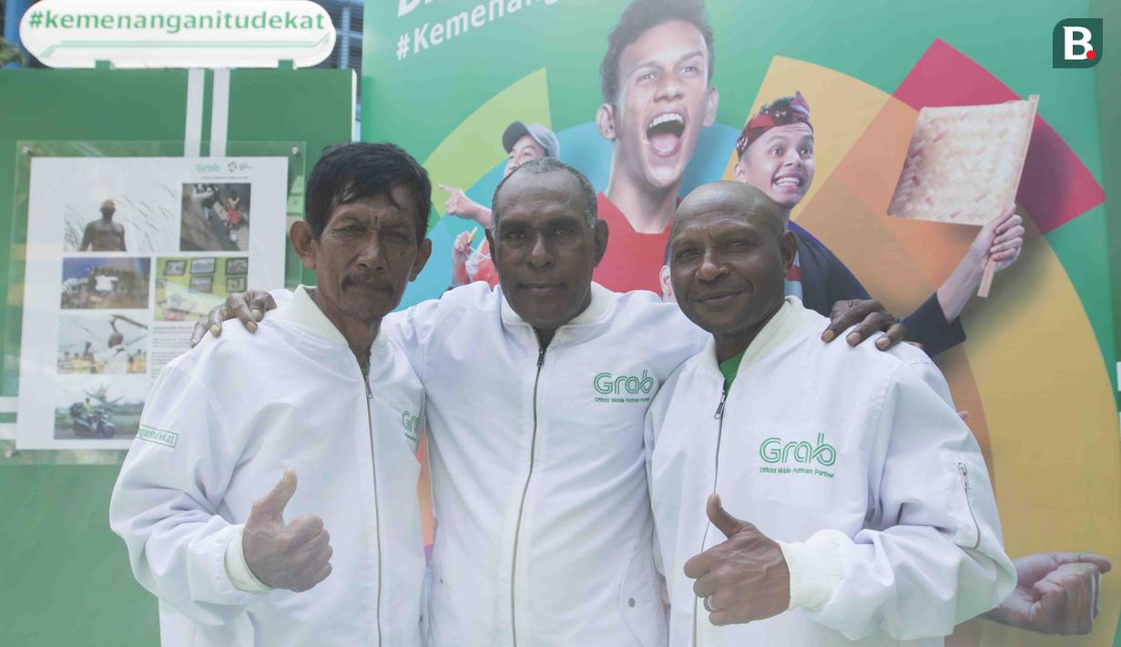 Atlet legendaris Indonesia, Sutiono, Abdul Rojak dan Alexander Pulalo, saat pawai obor Asian Games XVIII di Palembang, Sumatra Selatan, Sabtu (4/8/2018). Sebanyak 53 kota di Indonesia akan dilalui oleh obor Asian Games. (Bola.com/Reza Bachtiar)