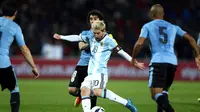 Penyerang Argentina, Lionel Messi, saat menjebol gawang Uruguay (Foto: Reuters)