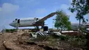 Pesawat Boeing bekas ditempatkan di tebing tepi laut untuk memikat wisatawan dan diubah menjadi sebuah vila di dekat pantai Nyang-Nyang di Kabupaten Uluwatu Badung, di pulau resor Indonesia Bali (14/9/2021). (AFP/Sony Tumbelaka)