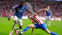 Winger Arsenal, Bukayo Saka, berduel dengan pemain Atletico Madrid, Matteo Ruggeri, pada pertandingan leg pertama semifinal Liga Champions di Riyadh Air Metropolitano, Kamis (30/04/2026) dini hari WIB. Dalam duel tersebut, kedua tim harus puas bermain imbang 1-1. (AP Photo/Jose Breton)