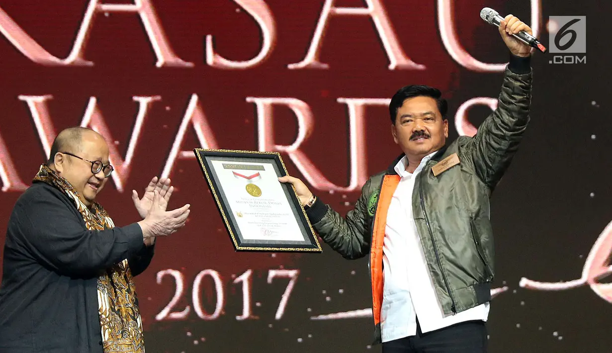 Kepala Staf TNI Angkatan Udara (Kasau) Marsekal TNI Hadi Tjahjanto (kanan) menerima Piagam Penghargaan MURI dari Jaya Suprana dalam acara malam Anugerah Jurnalistik KASAU Awards 2017 di Jakarta, Sabtu (25/11). (Liputan6.com/Angga Yuniar)