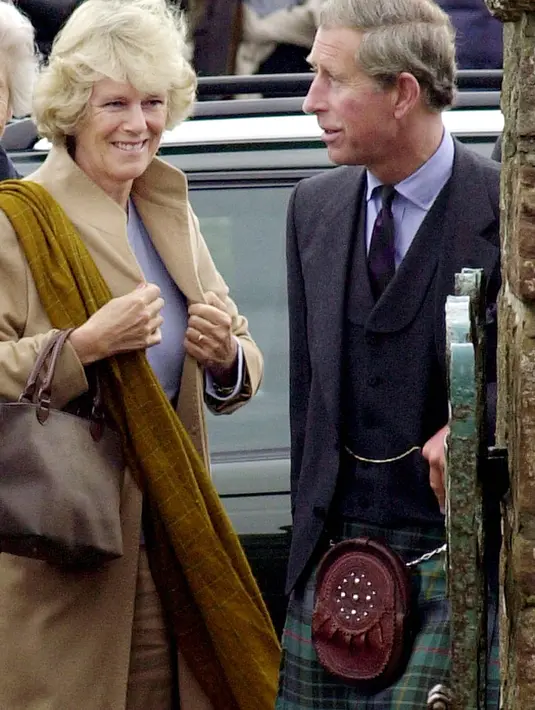 Selain itu, Camilla juga menuntut 280 juta dollar pada suaminya. Bahkan, Camilla dikabarkan berani membayar mahal bagi siapa saja yang mengetahui identitas masa kecil Pangeran Charles. (AFP/Bintang.com)