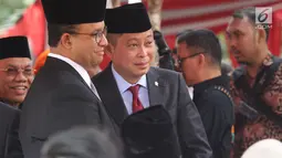 Menteri ESDM Ignasius Jonan (kedua kiri) menghadiri pemakaman almarhum Presiden ke-3 Republik Indonesia BJ Habibie di Taman Makam Pahlawan Nasional Utama (TMP) Kalibata, Jakarta, Kamis (12/9/2019). (Liputan6.com/Herman Zakharia)