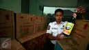 Petugas menunjukkan barang bukti jamu kemasan botol di kantor BPOM Yogyakarta, Rabu (30/3/2016). BPOM Yogyakarta berhasil mengamankan 1.800 kardus jamu tradisional tanpa izin edar. (Foto: Boy Harjanto)
