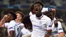 Ekspresi pemain Chelsea Tammy Abraham (tengah) saat rekan setimnya mengerumuni Willian yang berhasil mencetak gol ke gawang Lille pada lanjutan Liga Champions di Stade Pierre-Mauroy, Lille, Prancis, Rabu (2/10/2019). The Blues menang 2-1. (Joe Giddens/PA via AP)