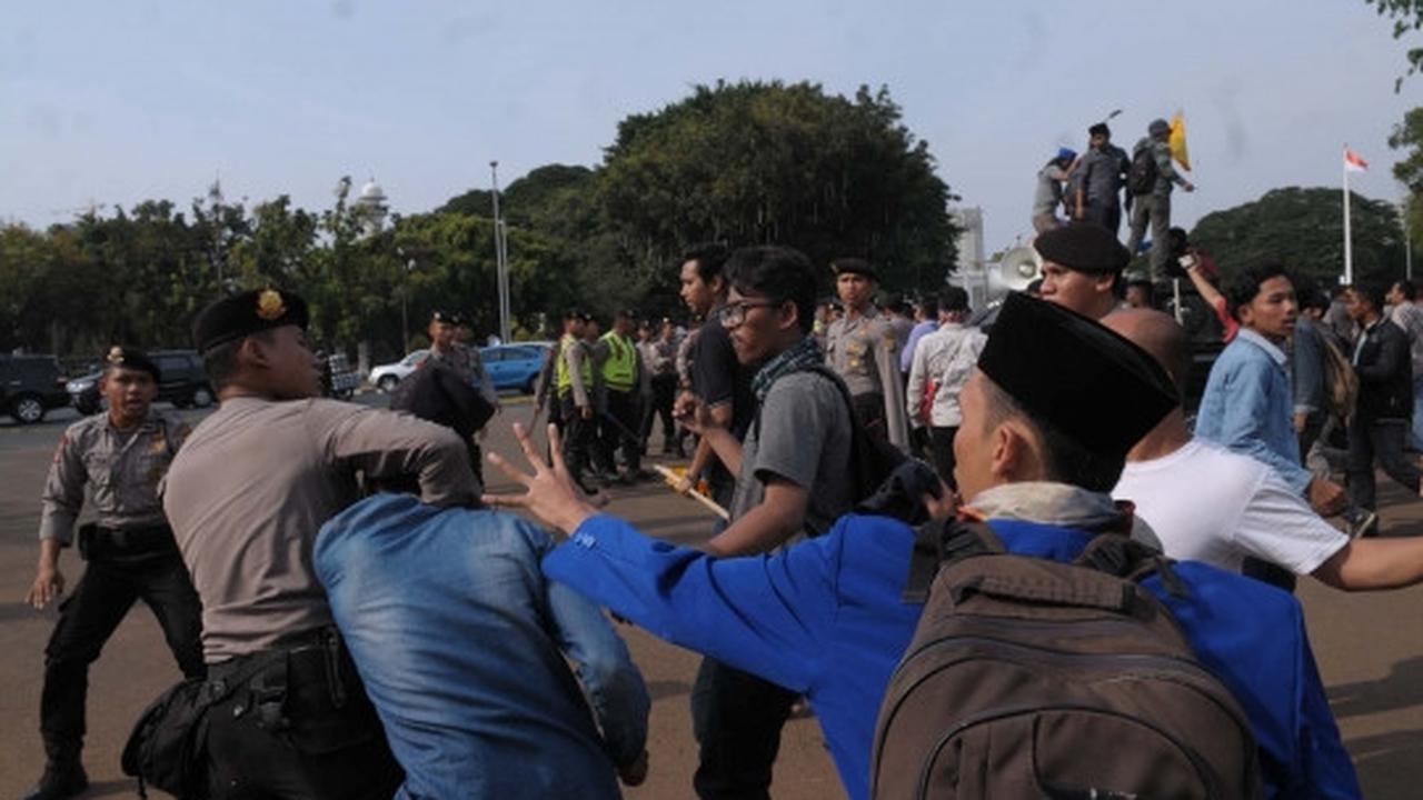 Demo setahun kinerja Jokowi-JK di Istana berujung bentrok