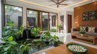 7 Model Ruang Tamu dengan Tanaman Hias dan Kolam Mini, Ademnya Kebangetan