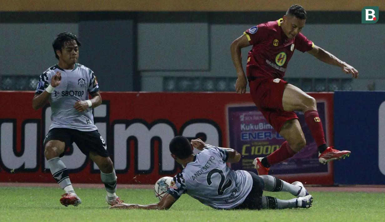 Pemain Barito Putera, Rafael Oliviera (kanan) berusaha melewati pemain Persikabo 1973 dalam laga pekan ke-4 BRI Liga 1 2021/2022 di Stadion Wibawa Mukti, Cikarang, Kamis (23/9/2021). Barito Putera kalah 0-3. (Bola.com/M Iqbal Ichsan)