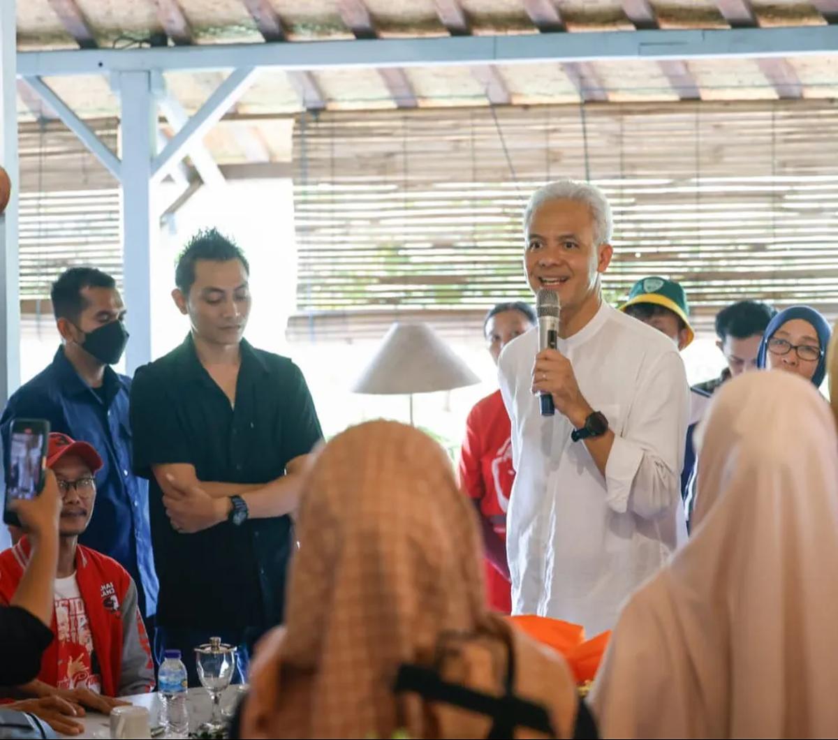 Calon Presiden Ganjar Pranowo berdiskusi dengan puluhan organisasi relawan di Desa Mekargalih, Kecamatan Jatiluhur, Kabupaten Purwakarta, Jawa Barat.&nbsp;