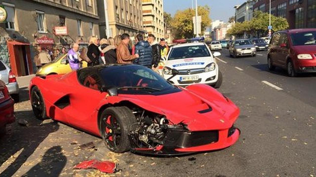 Hilang kendali, LaFerrari 'remukkan' tiga mobil parkir tak bersalah