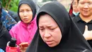 Melly Goeslaw saat menghadiri pemakaman ibunya ditemani saudara dan kerabat, TPU Tanah Kusir, Bintaro, Senin (12/1/2015). (Liputan6.com/Faisal R Syam)