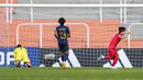 Selebrasi gelandang Timnas Korea Selatan U-20, Lee Seung-won setelah mencetak gol pertama ke gawang Prancis pada laga Grup F Piala Dunia U-20 2023 di Malvinas Argentinas Stadium, Mendoza, Argentina, Selasa (23/5/2023) dini hari WIB. (AP Photo/Natacha Pisarenko)