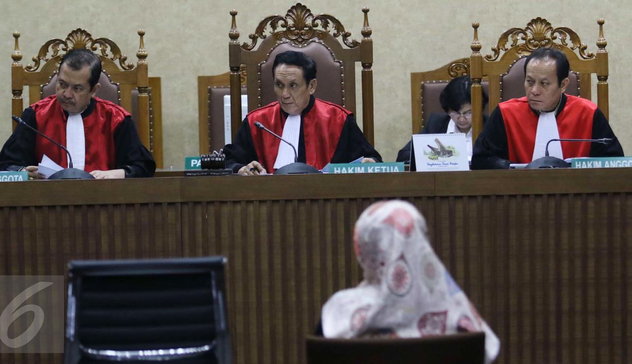 Para Hakim menyimak saat sidang perdana Ratu Atut Chosiyah berlangsung di Pengadilan Tipikor, Jakarta, Rabu (8/3). Sidang tersebut beragendakan pembacaan dakwaan. (Liputan6.com/Helmi Afandi)