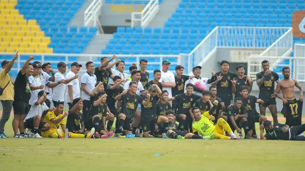 Laga Dilanjutkan Setelah Rusuh, Persijap Kalahkan Persela Pastikan Tiket Playoff Promosi Liga 1