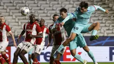 Pemain Barcelona, Marc Guiu (kanan) mencetak gol penyeimbang 2-2 ke gawang Royal Antwerp pada laga lanjutan Grup H Liga Champions 2023/2024 di Bosuilstadion, Antwerp, Belgia, Kamis (14/12/2023) dini hari WIB. (AP Photo/Geert Vanden Wijngaert)