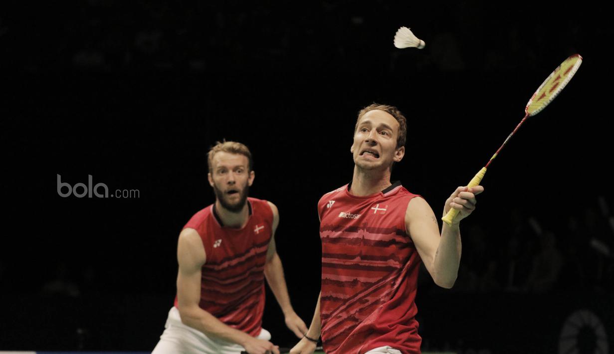 Pasangan Denmark, Mathias Boe/Carsten Mogensen, berusaha mengembalikan kok. Pasangan Denmark tersebut tampil menekan di gim tiga. (Bola.com/M Iqbal Ichsan)