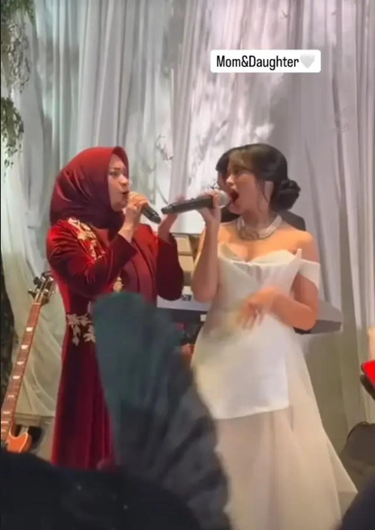Foto-Foto Aldi Bragi Duet dengan Ikke Nurjanah, Penuh Makna dan Emosional