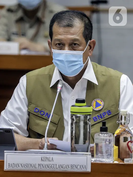 Kepala BNPB Doni Monardo saat rapat dengan Komisi VIII mengenai perkembangan COVID-19 di Gedung DPR, Jakarta Pusat, Senin (13/7/2020). Dalam rapat tersebut Komisi VIII meminta penjelasan terkait ‘new normal’ yang sering digaungkan pemerintah selama pandemi COVID-19. (Liputan6.com/Johan Tallo)