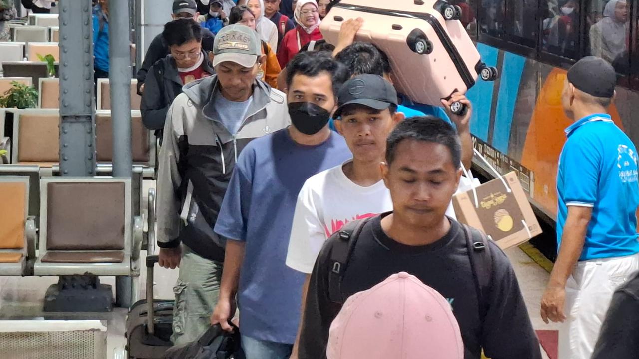 Banjir di Lintasan Semarang-Jakarta, 8.615 Tiket Kereta Dibatalkan