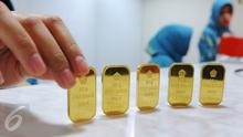 Sedangkan harga buyback emas atau pembelian kembali, naik Rp 1.000 menjadi Rp 525 ribu per gram, Jakarta, Senin (10/10). Itu artinya jika anda menjual emas, maka Antam akan membayar Rp 525 ribu per gram. (Liputan6.com/Angga Yuniar)