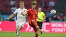 Wales langsung menekan Denmark di awal laga. Pada menit ke-5 tandukan dari bek Chris Mepham setelah menerima umpan dari Daniel James masih bisa dihadang Simon Kjaer. (Foto: AP/Pool/Peter Dejong)