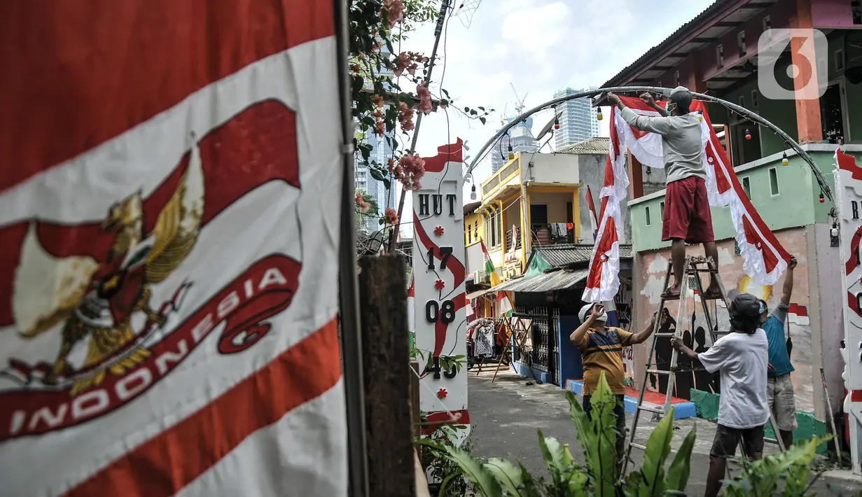 Warga menyelesaikan pemasangan ornamen bernuansa Kemerdekaan RI di "Kampung Merdeka" RW 04 Kelurahan Kebon Melati, Tanah Abang Jakarta, Rabu (11/8/2021). Kampung Merdeka dihias dengan mural dan beragam ornamen merah putih dalam rangka menyambut Hari Kemerdekaan ke-76 RI (merdeka.com/Iqbal S Nugroho)
