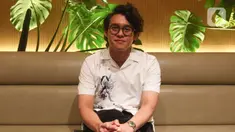 Penyanyi Ardhito Pramono berpose seusai rilis album perdana di kawasan Senopati, Jakarta, Rabu (13/7/2022). Ardhito Pramono merilis album full perdana yang diberi nama Wijayakusuma. (Liputan6.com/Herman Zakharia)