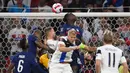 Di menit ke-6 Prancis memiliki peluang lewat sundulan Kurt Zouma memanfaatkan umpan sepak pojok. Namun sundulannya masih belum mengarah tepat ke gawang lawan. (Foto: AFP/Franck Fife)