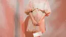 Jessica Milla juga terlihat begitu memesona dalam balutan midi dress dengan aksen lengan puff yang memikat. [Foto: Instagram/ Jessica Mila]